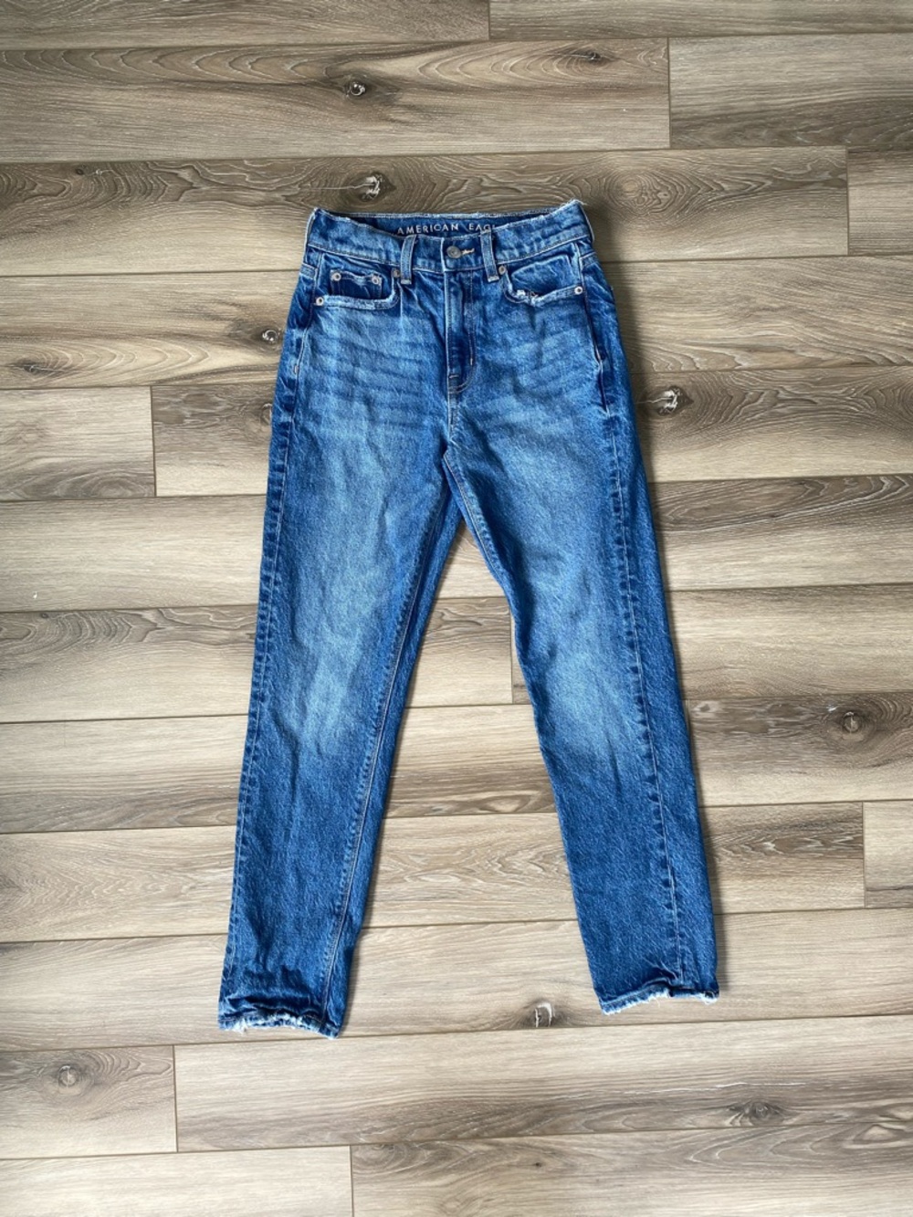 American Eagle Women’s High Waisted Medium Wash Strigid Mom Jeans Size 000 Short